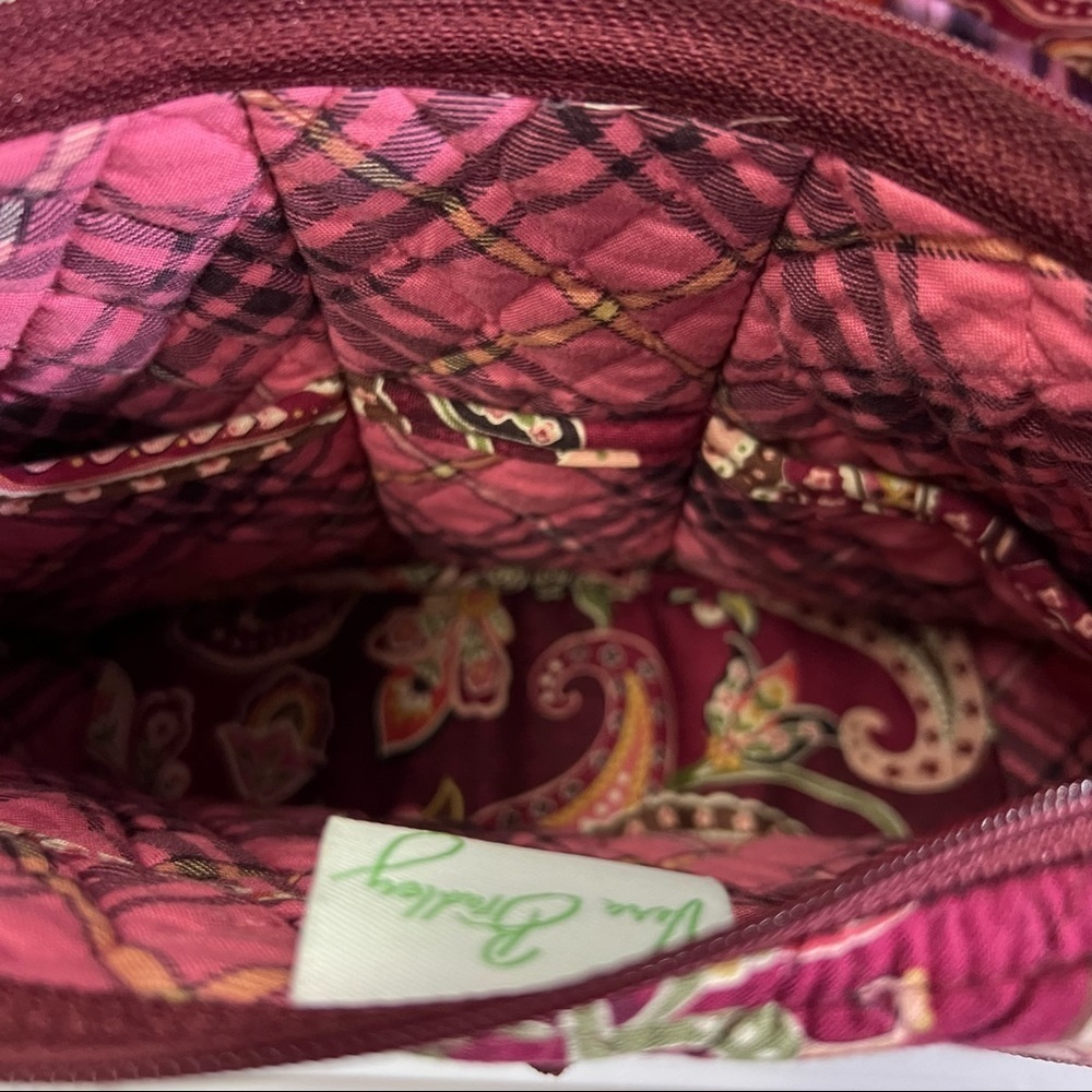 VERA Bradley med bag w pattern in shades of maroon and pink. Excellent condition - Picture 4 of 10